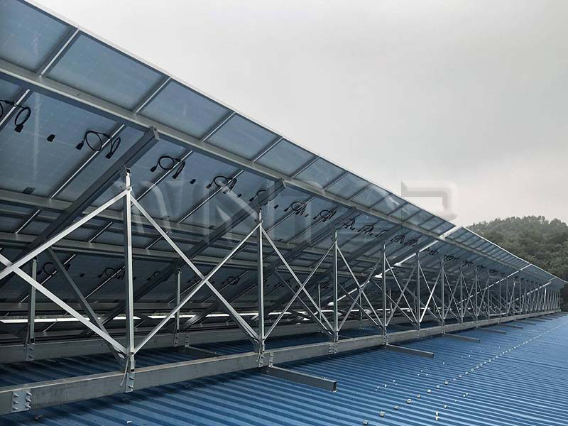 Układ słoneczny montowany na blaszanym dachu
