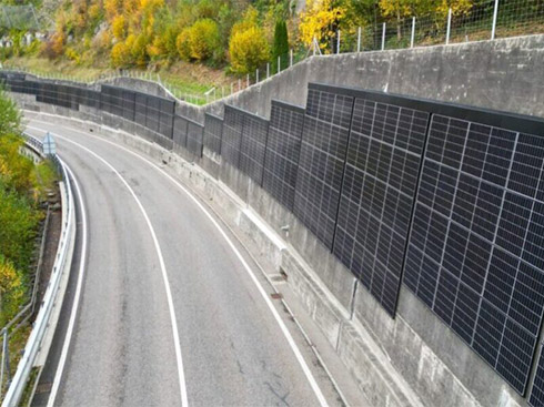Szwajcarskie konsorcjum wdraża pionowy system fotowoltaiczny o mocy 325 kW na ścianach oporowych
        