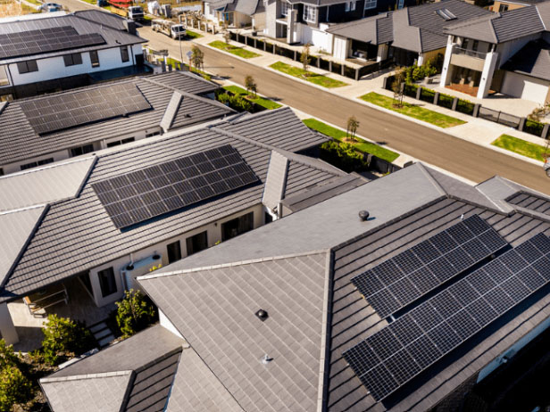 Australijskie instalacje fotowoltaiczne na dachach mają średnio ponad 9 kW
