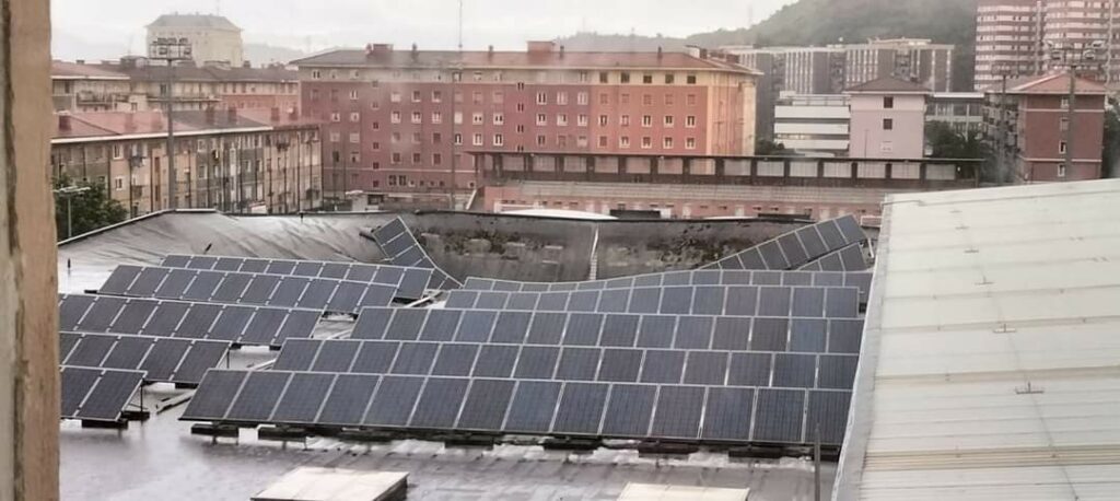 Awaria instalacji fotowoltaicznej na dachu hiszpańskiego obiektu sportowego