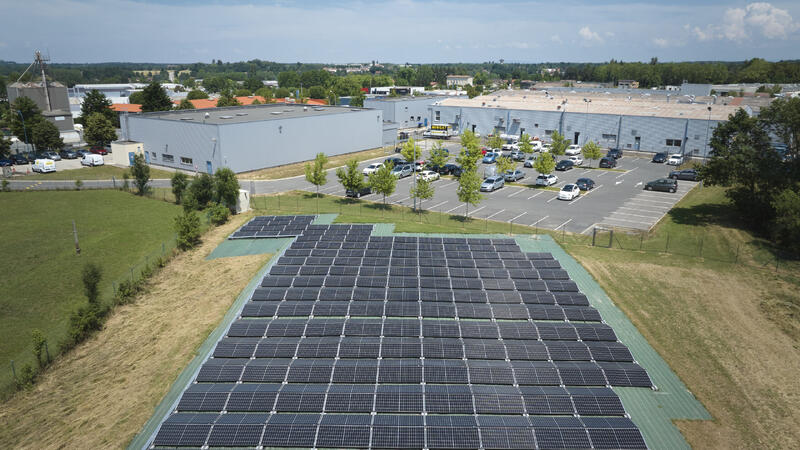 Francuski deweloper wdraża mobilną naziemną elektrownię słoneczną