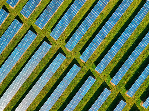 Instalacje i inwestycje w systemy energii słonecznej i magazynowania w USA odnotują bezprecedensowy wzrost
        